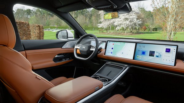 XPENG Garantie und Sicherheit Innenraum des XOENFG G6, Blick auf das geteilte Display
