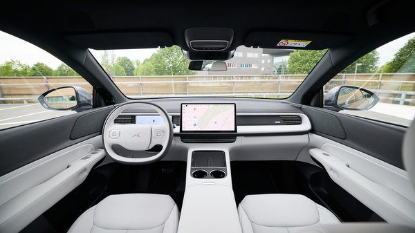 Der XPENG im Alltag Weißer Innenraum eines XPENG Fahrzeugs vorn