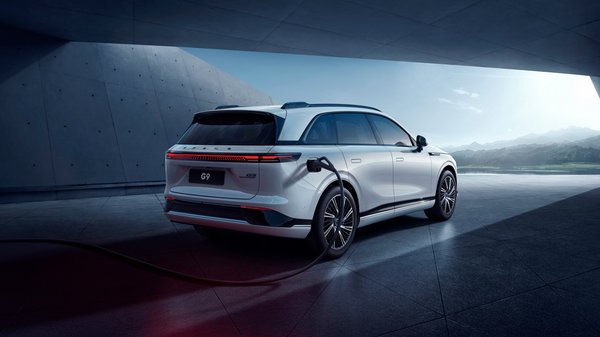 XPENG Reichweite Weißes XPENG Fahrzeug lädt an Ladesäule